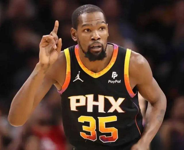 九游电脑版辅助-杜兰特重返赛场，刷新纪录首场状态出色，DWG观众沸腾！上演精彩一战(杜兰特国际比赛表现)